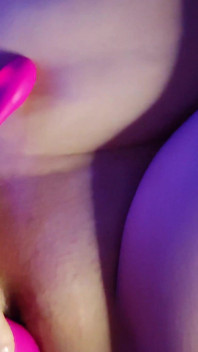 Une jolie MILF à gros cul a un orgasme en levrette