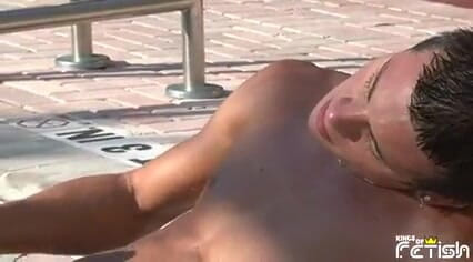 Gay Diaries: Un tipo arrapato fa un bagno in piscina e succhia...