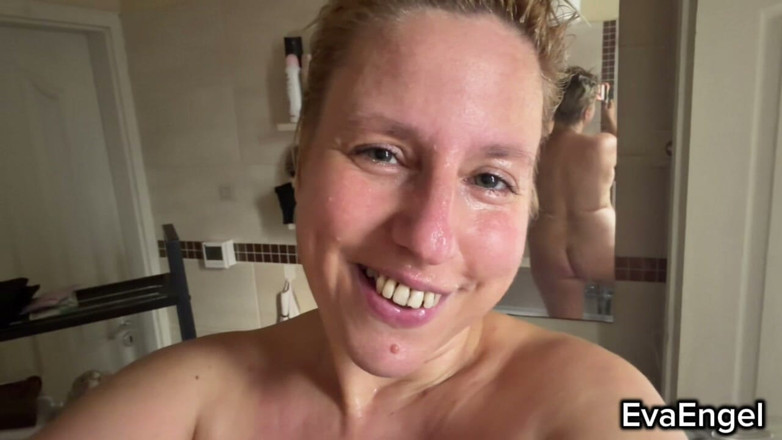 Eva Engel: Německá MILF tě přistihne při špehování – pohled virtuálního sexu ve sprše