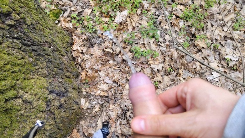 Bayer911: Kencing, ngocok kontol dan muncrat di luar ruangan