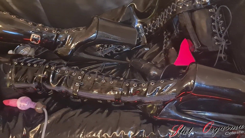 Slut Orgasma Celeste: Slut-orgasma-Celeste smoking in sexy latex and leather extreme platform boots