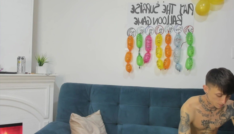 Megan and Max: Pareja Zapatos Desnudos Adol Escentes En La Habitación
