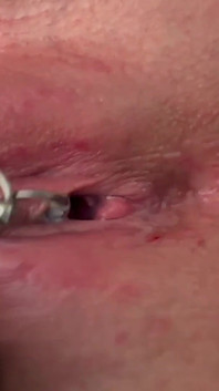 Čůrání velmi silný proud z mé propíchnuté kundičky a mých rukou