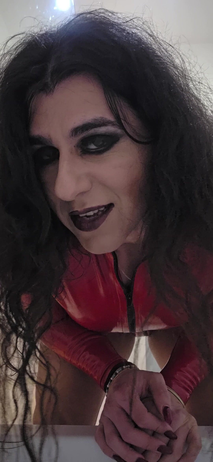 Bella Roma: Stăpâna îți poruncește să-i bei pișat de aur