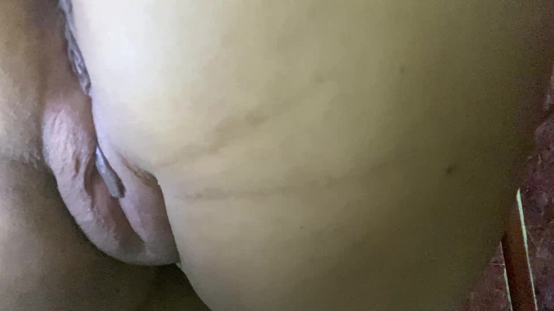 irina69star: Sekretaris terjebak di kamar mandi sambil kencing