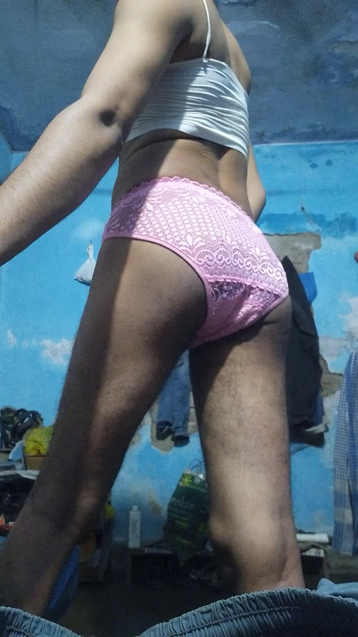 Lustyizlife: Une jeune tapette indienne femboy dans le soutien-gorge et la...