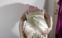 Sissy in satin: 英国电视荡妇 nottstvslut 性感的金色缎面黑色丝袜粉红色乳胶罩