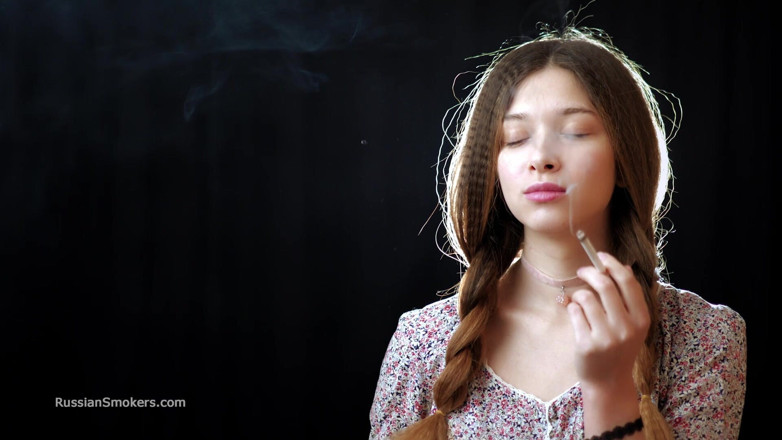 Russian Smokers: Sexy russisches mädchen, das zigarette raucht, langsam necken
