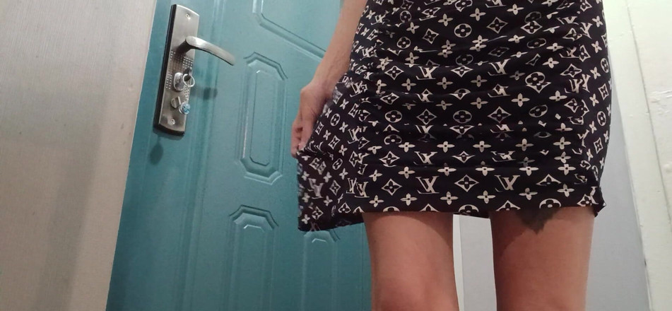 Lesbian-illusion: 사무실에서 짧은 드레스와 하이힐을 신은 마른 비서