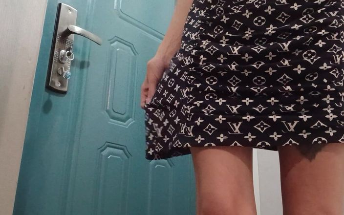 Lesbian-illusion: Setiausaha kurus saya dalam pakaian pendek dan kasut tumit tinggi...