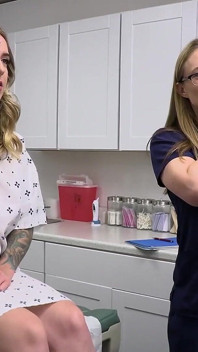 Doktor testuje náhradu plodnosti teenagerky bušením její malé díry tak tvrdě, jak jen může