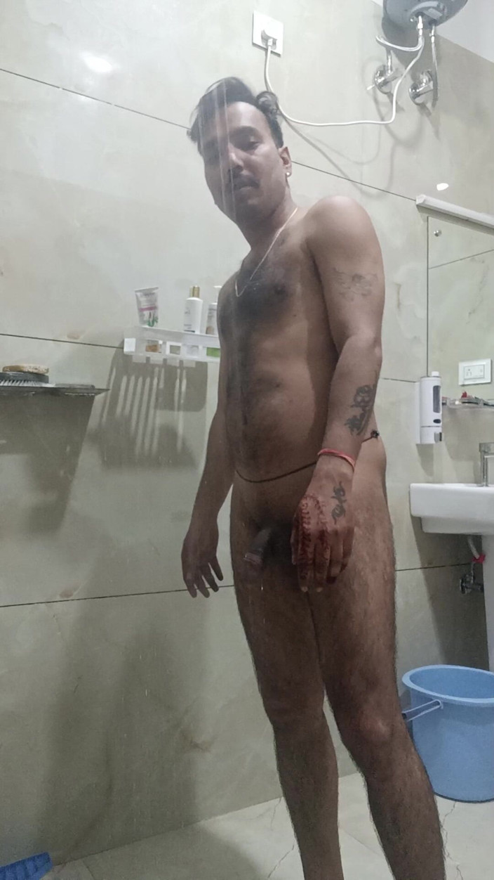 Rajasthani-old-lover: Indický desi muž si užívá sprchu a sex