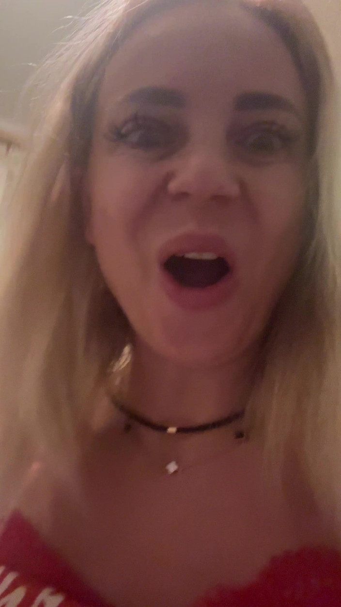 LarisaCum: Я Делаю Сприц Прямо На Кухне Возле Печки И Я Возбуждена И Мой Киски Сок Везде