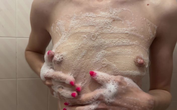 Mia Foster: Leker med mina bröst medan jag duschar