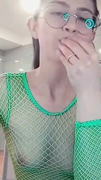 라이브 쇼 중 하이힐에 두 번 자지 오줌에 침을 뱉어