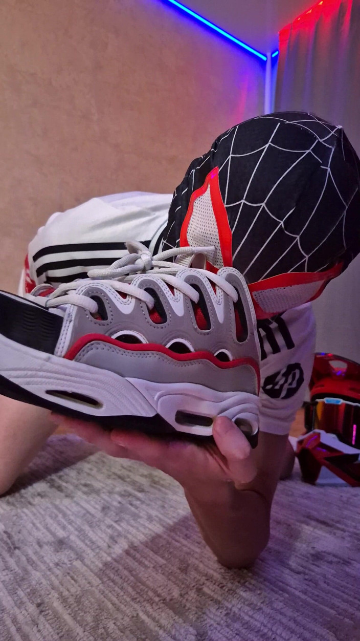 Sneakersmax98: Tânărul Spider-man ejaculează peste tot Osiris Sneakers