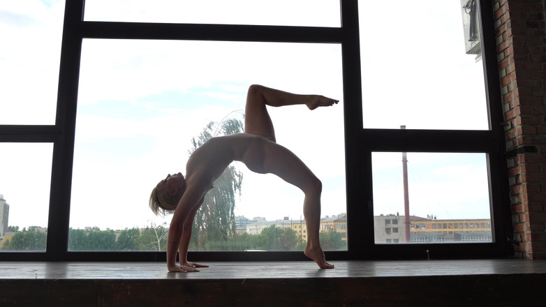 Flexble Hanna: Блондинка мамка займається чуттєвою йогою