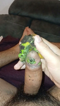 Diafrutando Una Donita Con Decorado De Haloween.