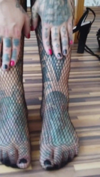 Signora tatuata in collant a rete
