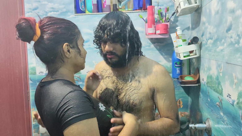 Vaigavarun45: Pareja caliente en el baño - romance en el baño