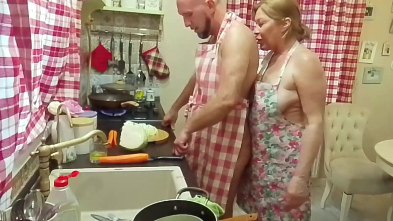 Crazyfamily 1970: La matrigna mi seduce mentre sto cucinando la cena