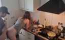Violeta secrets: Hermanastra adolescente de 18 años follada en la cocina mientras todo...