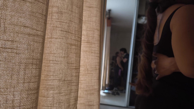 Moo DBOXXX: Aku ciuman penuh gairah sama ibu tiri jomblo yang pengen...