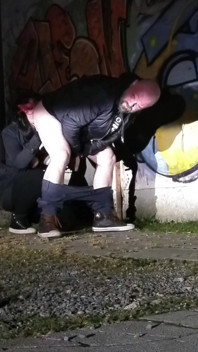 Дівчина на відкритому повітрі облизує дупу хлопця
