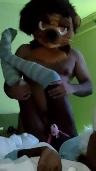 Femboy blănoasă futută fără prezervativ de tatăl vitreg Murrsuiter, apoi îl suge
