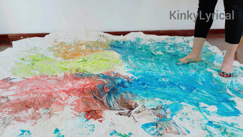 Kinky Lyrical: Foot Art - Peinture avec les pieds