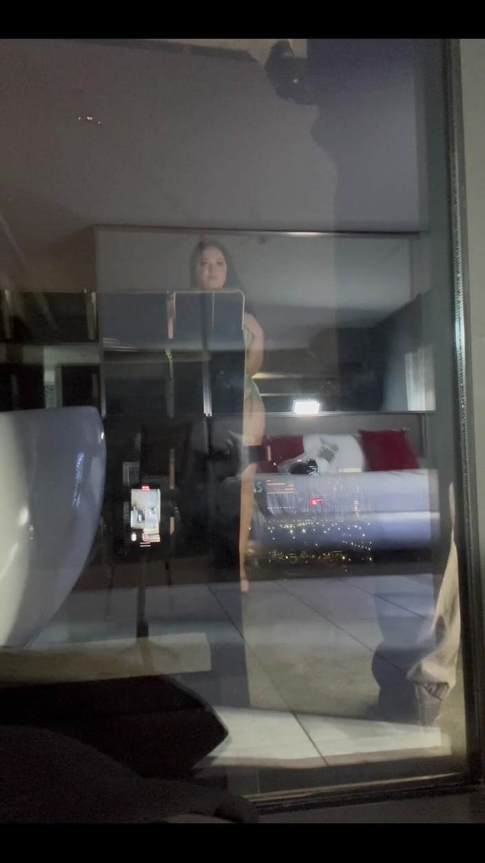 Amanda Thickk: Videoclip BTS al unei sesiuni foto recente