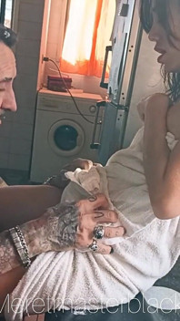 Yozlaşmış kız, erkek arkadaşını yaşlı bir adamla aldatıyor