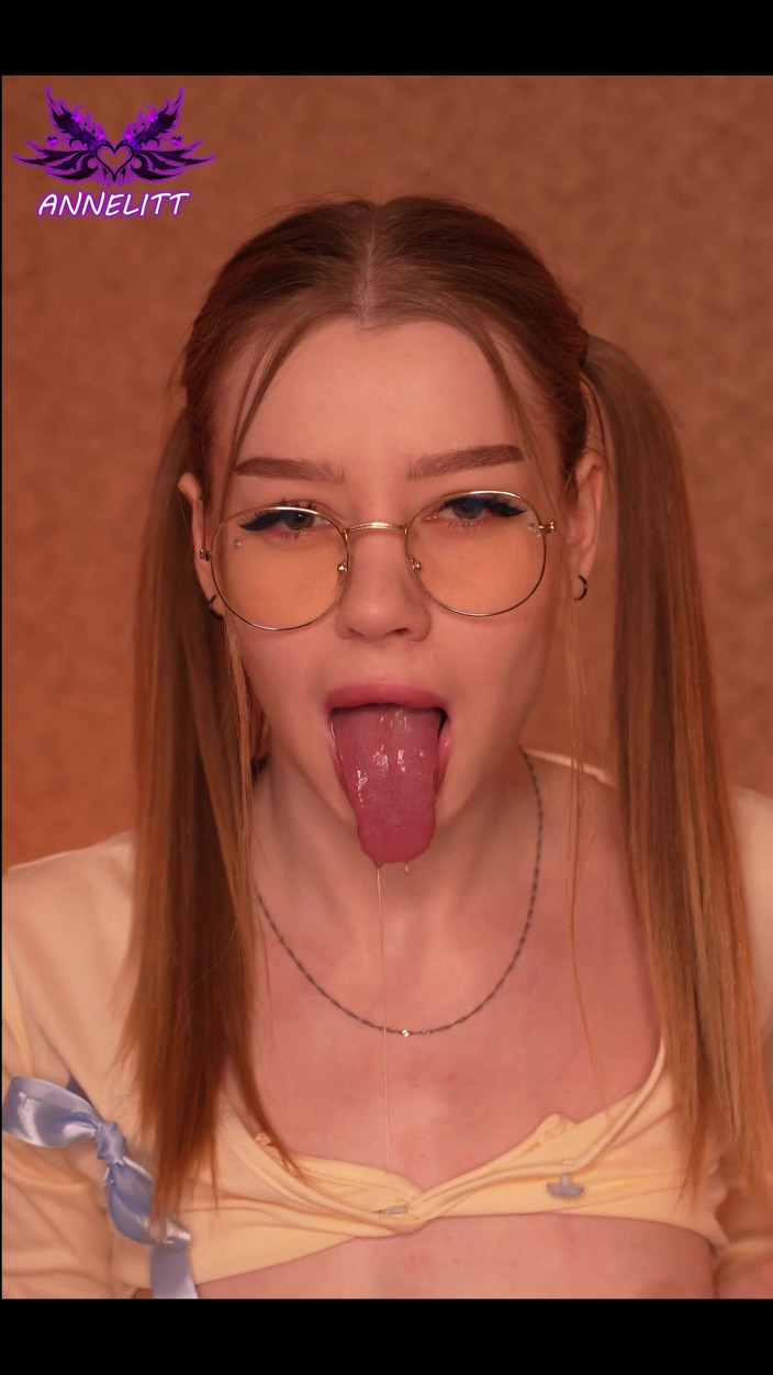 AnneLitt: 내 작은 젖은 입은 당신을 매우 행복하게 만들 것입니다