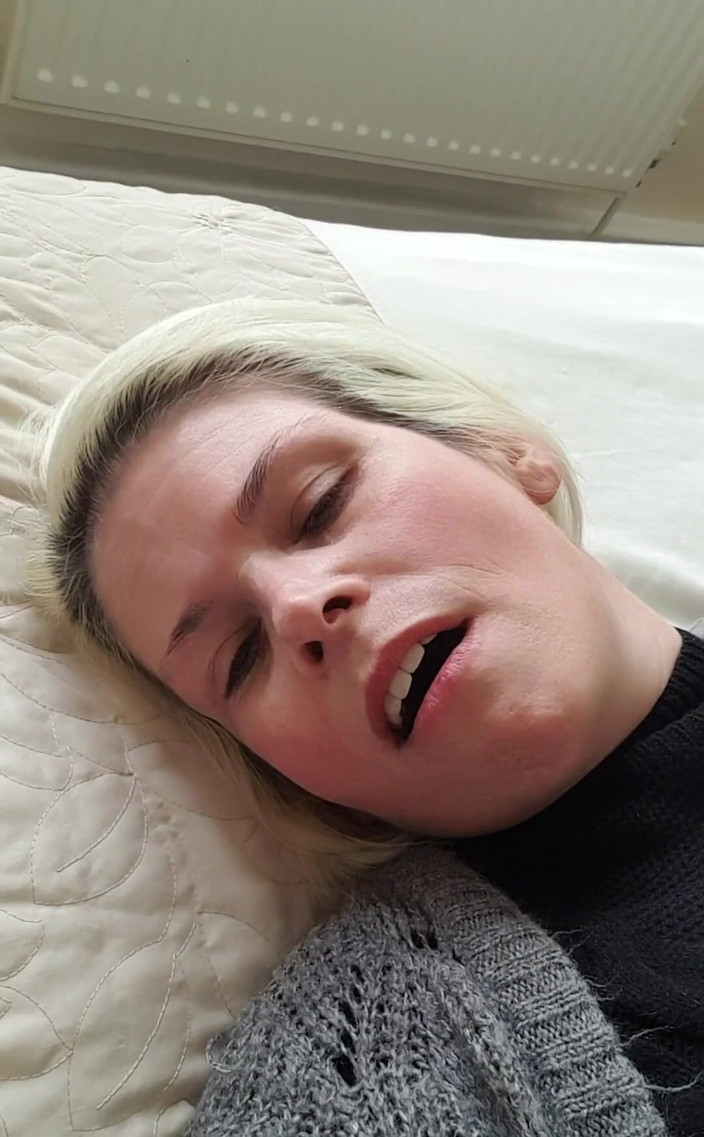 SkylerSquirt: Mostrando mi cara de orgasmo mientras me comen el coño...