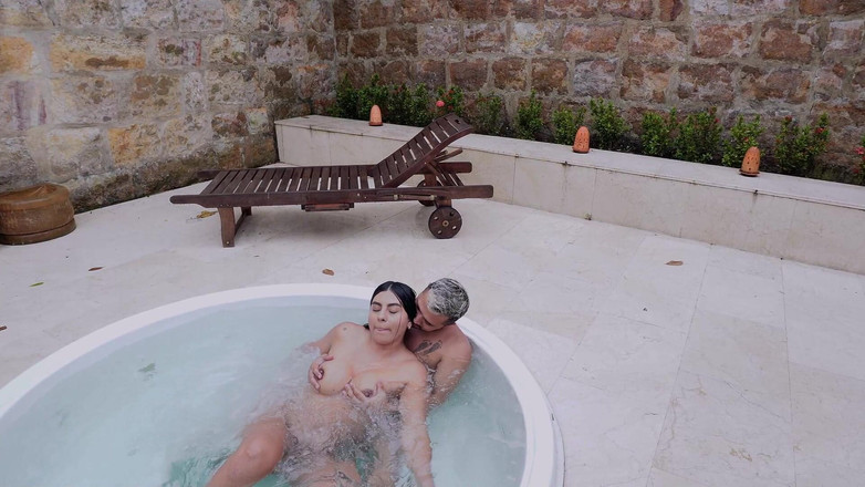 MelaniRincon: Une Colombienne enceinte excitée accepte de baiser dans une piscine...
