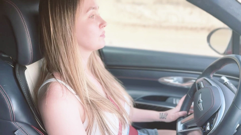 Alina Rai: Řídím se svou macechou, ona kouří v autě.