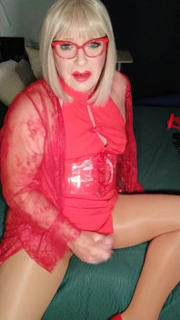 Dame in rot kommt schnell