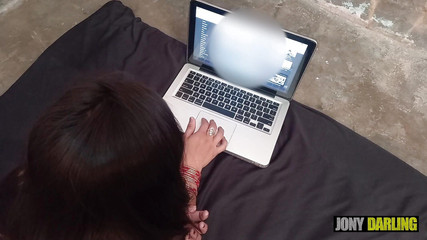 Jony Darling: Nadržená nevlastní sestra šuká nevlastního bratra zatímco on-line černý pátek nakupování v červených...