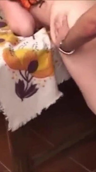 Mladý muž prodává nadrženou MILFku a užívá si, aby se udělala