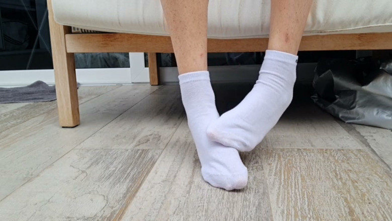 ScottishSweetie: White Ankle Sock Peal &amp; Reveal: Slim Arch and Delicate Toes