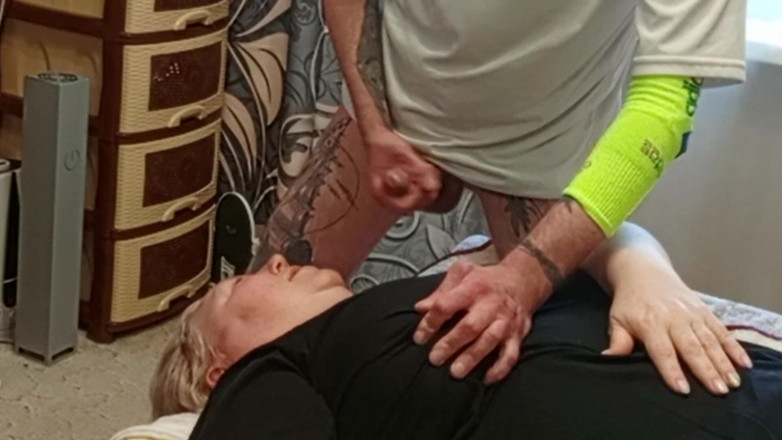 Zona901: Honění mého ptáka, abych se vystříkal na moji macechu