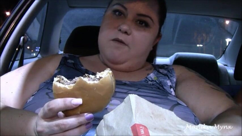 BBW Pleasures: Товстушка їсть в машині, відео від першої особи