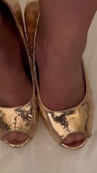 He Pee on My Gold Highheels and Next I Pee Myself in Jeans and Boots