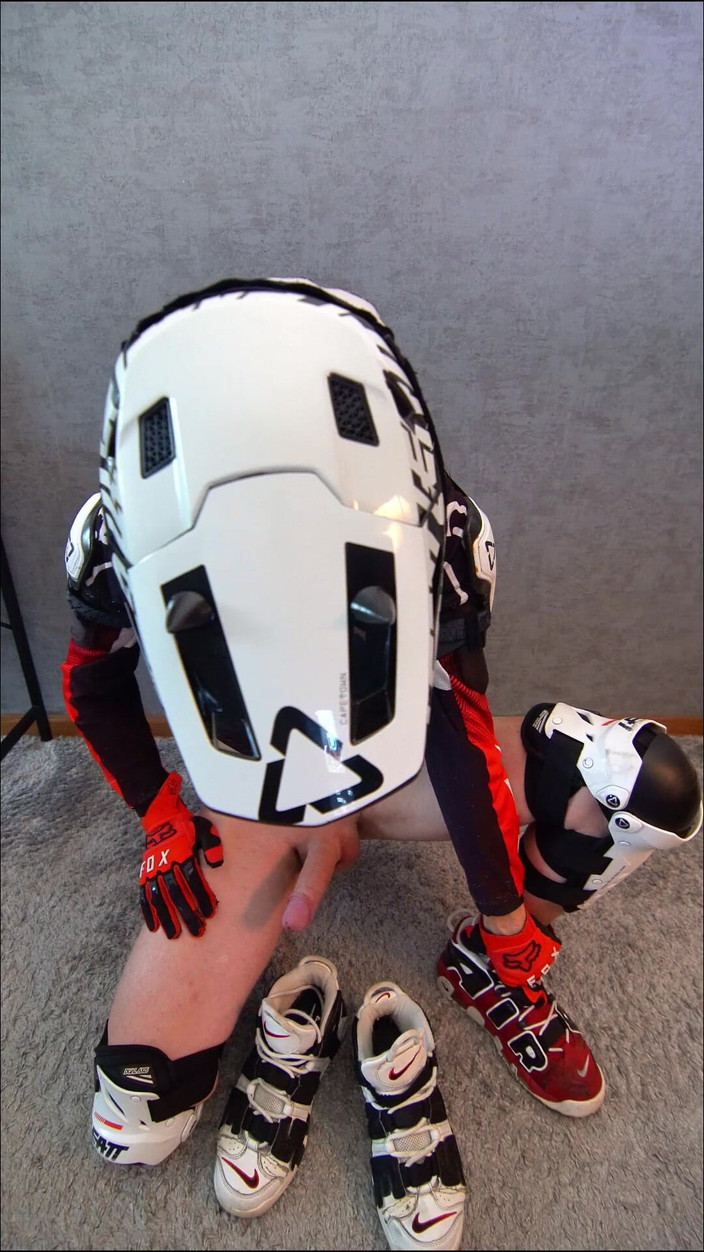 Sneakersmax98: Kontol di dalam sepatu keramaian favoritku