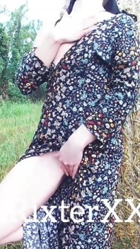Elsarixterxxx. Een hete dag buitenshuis, was ik wederom aan het wandelen zonder slipje en besloot om mezelf te plezieren in de buurt van eenhay.