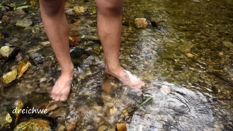 Dreichwe: Mandi kaki di sungai