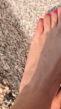 Bagnando i jeans insieme su un'escursione a piedi nudi