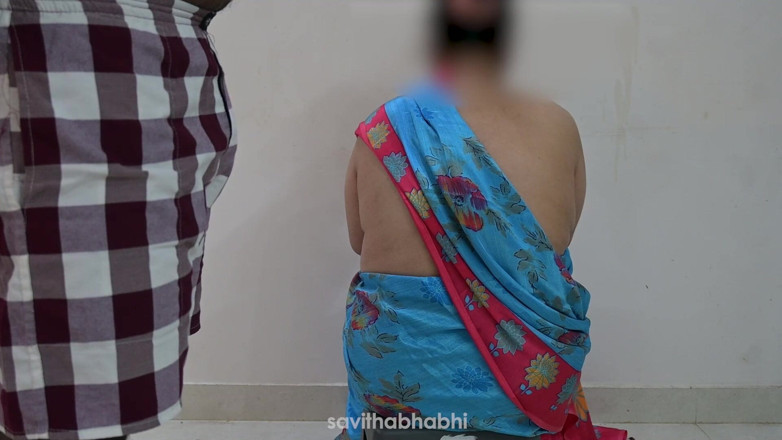 savithabhabhi: 부엌에서 하녀를 사용하고 자지를 빨아