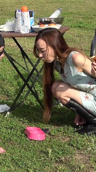 若い女性は、ポニーボーイに乗って彼を鞭打ちながら、牧場の草原を散歩することを楽しんでいます