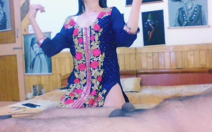 Bolly Karma: प्राकृतिक स्तनों वाली शौकिया नग्न रंडी बड़े काले लंड से लंड चुसाई करती है